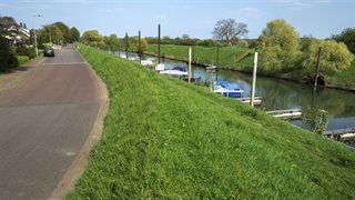 Bootplaats aan de dijk
