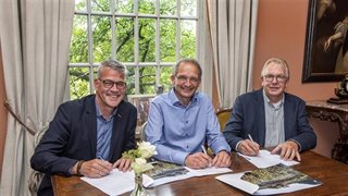 Partners ondertekenen contract