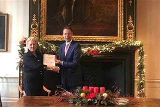 Partners poseren met ondertekende samenwerkingsovereenkomst