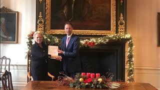 Partners poseren met ondertekende samenwerkingsovereenkomst