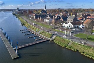 Omgeving met bootsteigers