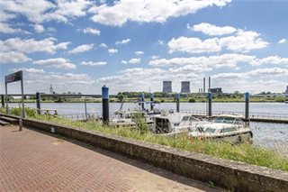 Boulevard met bootsteigers