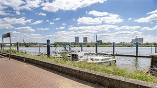 Boulevard met bootsteigers