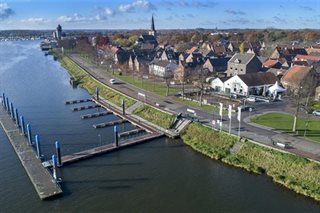Omgeving met bootsteigers