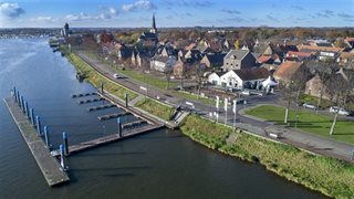 Omgeving met bootsteigers