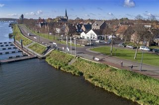 Dijk en bootsteigers