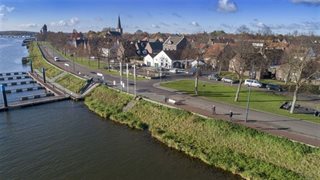 Dijk en bootsteigers