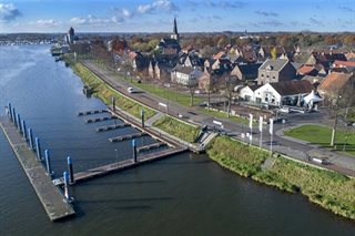 Omgeving met huizen en bootsteigers