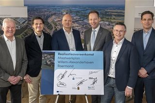 Poseren met de ondertekende overeenkomst
