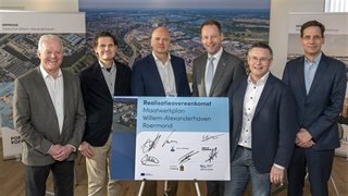 Poseren met de ondertekende overeenkomst
