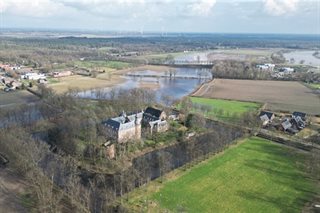 Omgeving met weilanden en water