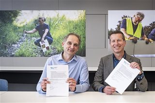 Poseren met de ondertekende overeenkomst