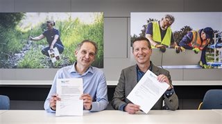 Poseren met de ondertekende overeenkomst