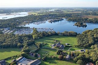 Omgeving met huizen en water