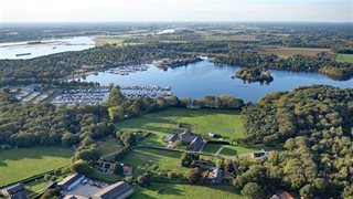 Omgeving met huizen en water