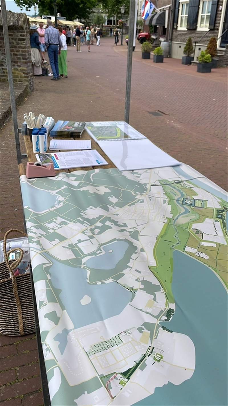 Informatiekraam tijdens kunstmarkt