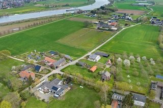 Omgeving met weilanden en huizen