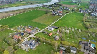 Omgeving met weilanden en huizen