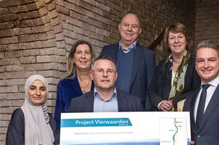 Poseren met de ondertekende samenwerkingsovereenkomst