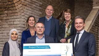 Poseren met de ondertekende samenwerkingsovereenkomst