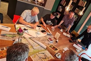Informatiemateriaal op tafel
