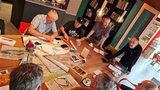 Informatiemateriaal op tafel