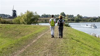 Wandelaars op een dijk in Beesel