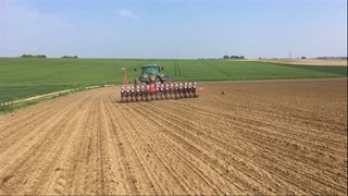 Zaaien met traktor op de akker