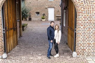 Familie Schumacher staat voor het huis
