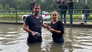 Familie Schumacher staat tot aan hun heupen in het water