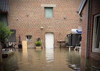 Overstroomde binnenplaats