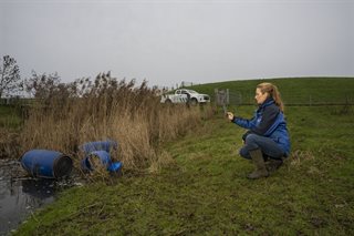 Inspecteur maakt foto van drugsafval