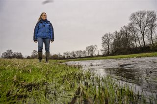 Inspecteur Rachèl kijkt uit over het water