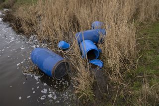 Drugsafval gedumpt bij het water