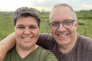 Edwin Michiels lacht samen met partner