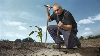 Edwin Michels toont droge grond