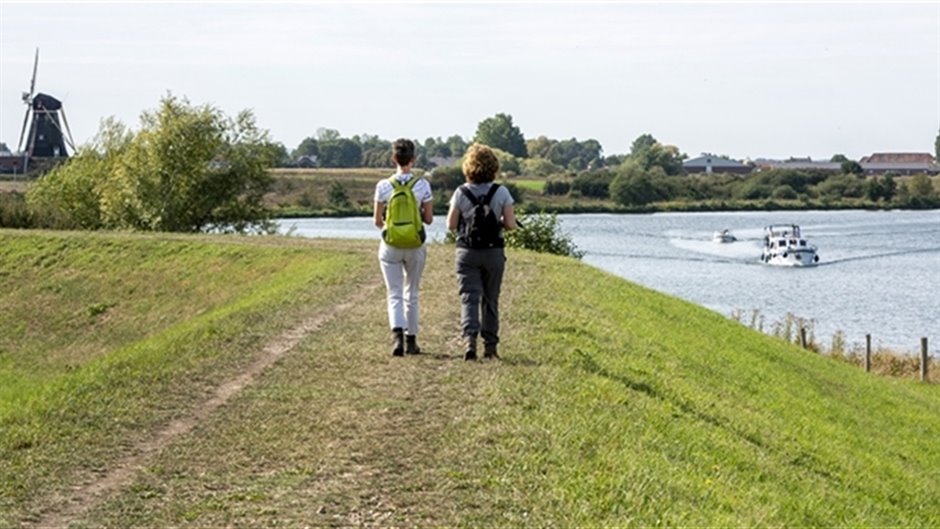 Zomer fotosessie 13b, wandelaars op de dijk in Beesel