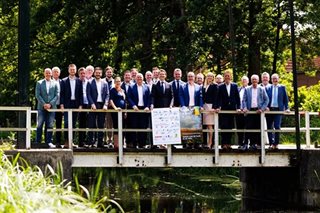 Poseren met de ondertekende samenwerkingsovereenkomst