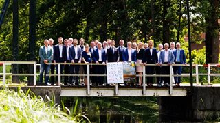 Poseren met de ondertekende samenwerkingsovereenkomst