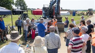 Presentatie aan bezoekers tijdens de Dag van de Bouw