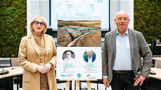 Poseren voor de ondertekende samenwerkingsovereenkomst