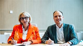 Ondertekening door Josette van Wersch en Niels Dauven