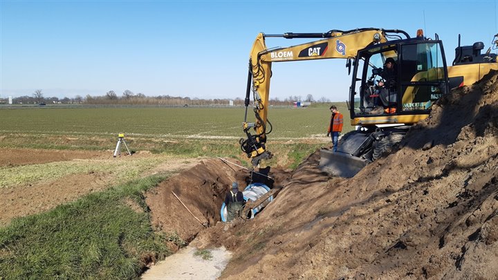 Plaatsing nieuwe duiker in watergang tussen Gerlachusdijk en A73