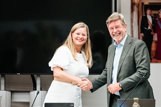 Jos Teeuwen en Saskia Borgers schudden elkaar de hand