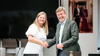 Jos Teeuwen en Saskia Borgers schudden elkaar de hand