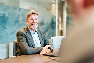 Jos Teeuwen achter de computer
