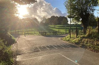 De zon schijnt op de Beukenberg