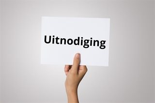 Hand met de tekst uitnodiging