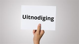Hand met de tekst uitnodiging