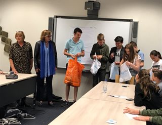 Groepjes leerlingen presenteren oplossingen